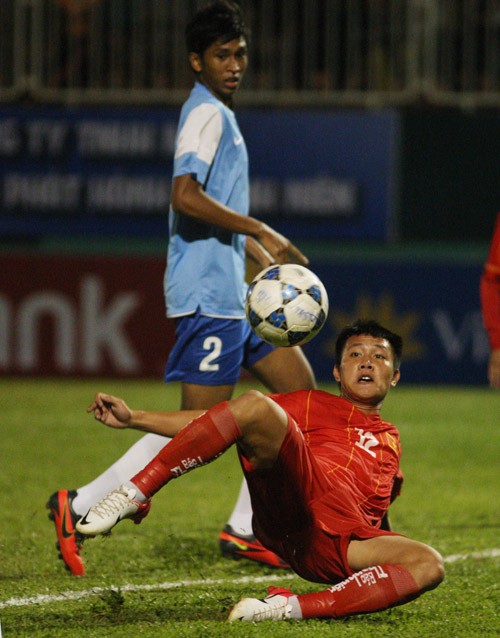 Dồn đội hình lên ép đối thủ ngay từ những phút đầu tiên, U21 Việt Nam sớm có được lợi thế dẫn bàn ngay từ phút thứ 5 do công của Đình Bảo...